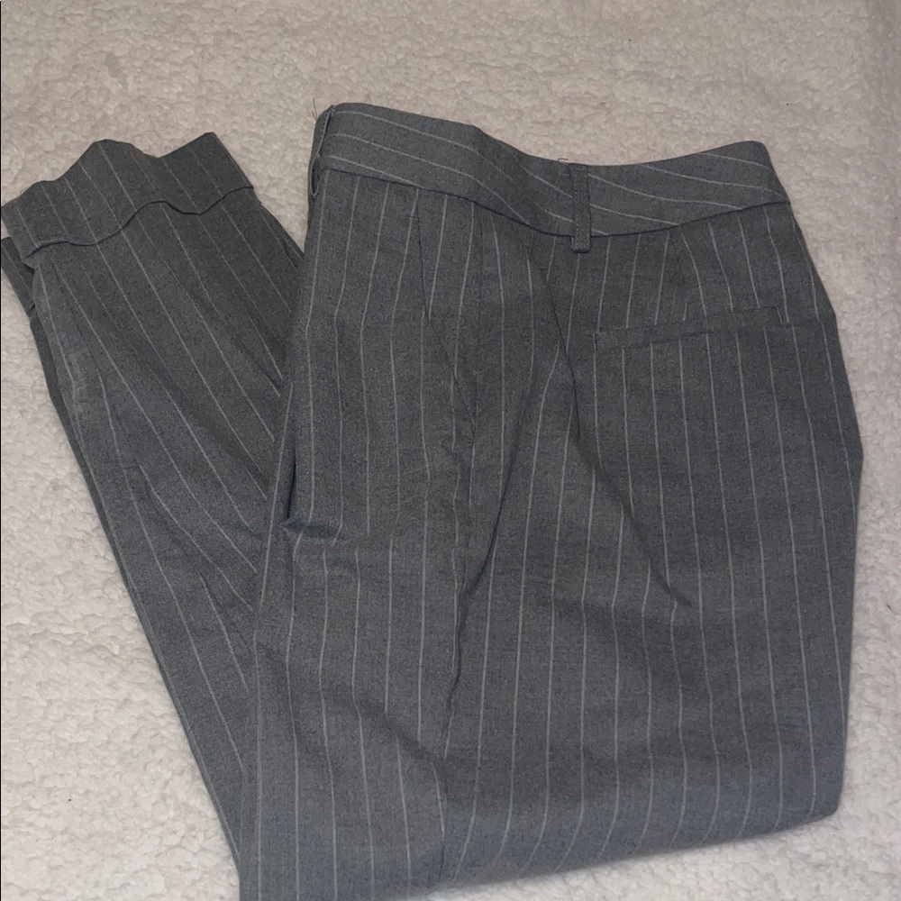 Banana Republic Women’s Gray Pinstripe Dress Pants. Front pleat. Rolled Hem. Sz4